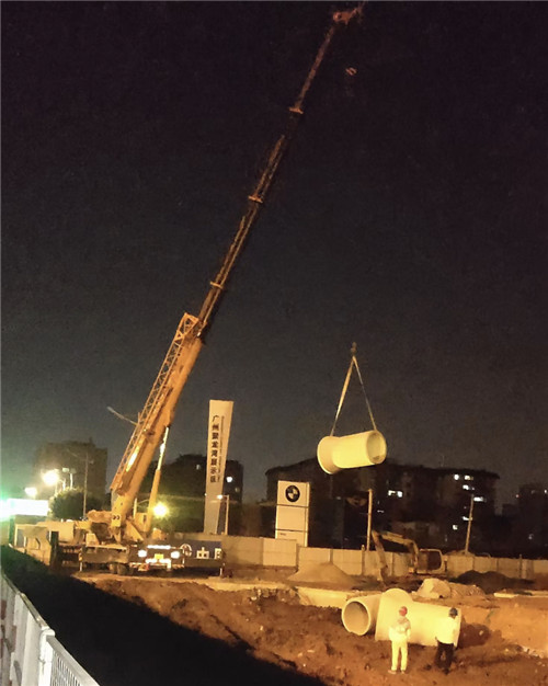 荷塘区“弯臂矫正”—— 吊车的 “形变补偿” 技术