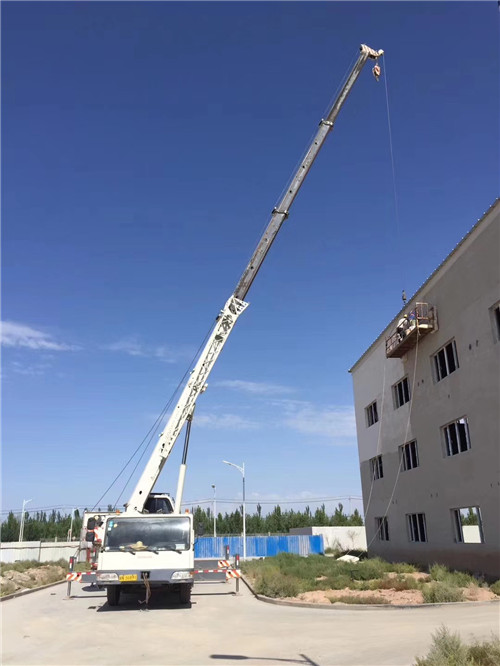 荷塘区“轻装强干”—— 吊车的 “轻量化臂架” 技术